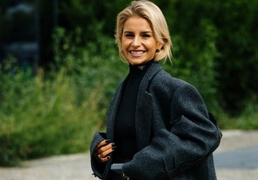 Mujer con abrigo largo