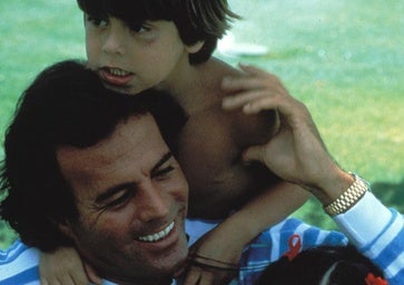 Julio Iglesias e Isabel Preysler junto a un pequeño Enrique.
