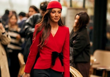 Mujer con chaqueta con detalle de lazo