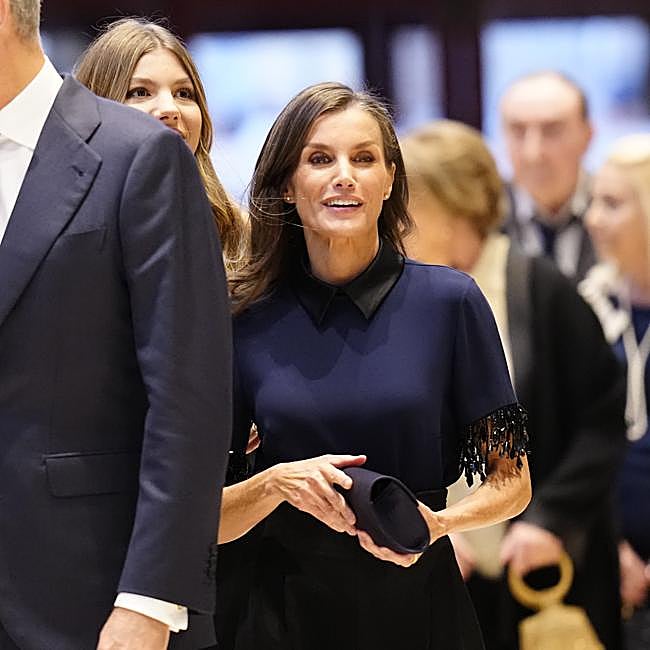La reina Letizia añadió un bolso de mano azul noche.