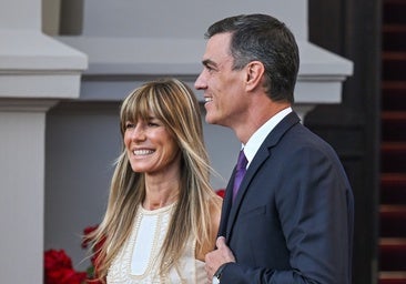 Begoña Gómez y Pedro Sánchez durante una visita oficial a Lituania.