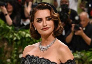 Penélope Cruz posando en una alfombra roja.