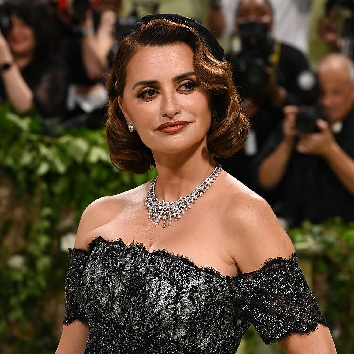 Penélope Cruz posando en una alfombra roja.