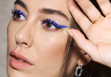 Blanca Suárez con un eyeliner de color azul.