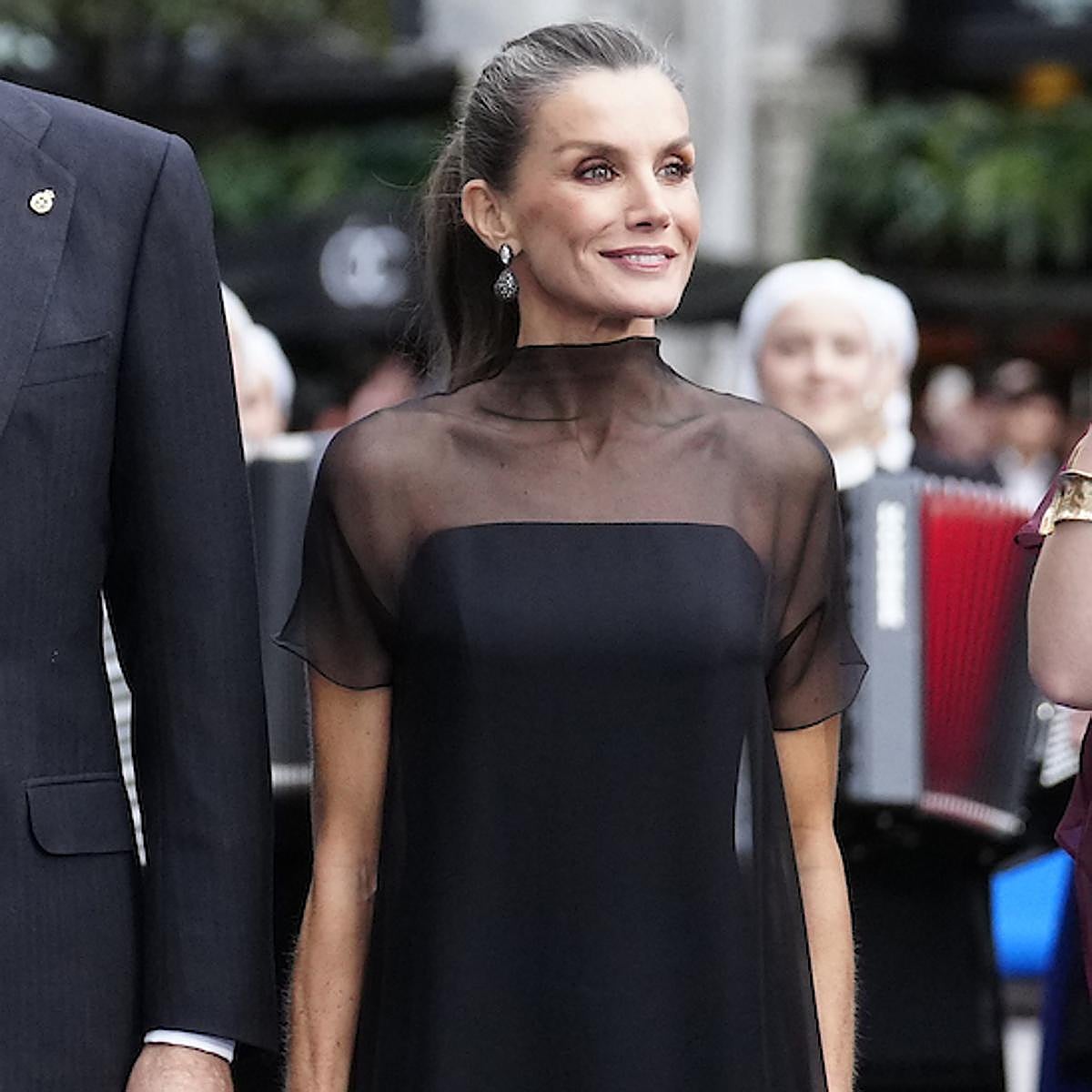 La reina Letizia con vestido de tul y transparencias en los Premios Princesa de Asturias 2025.
