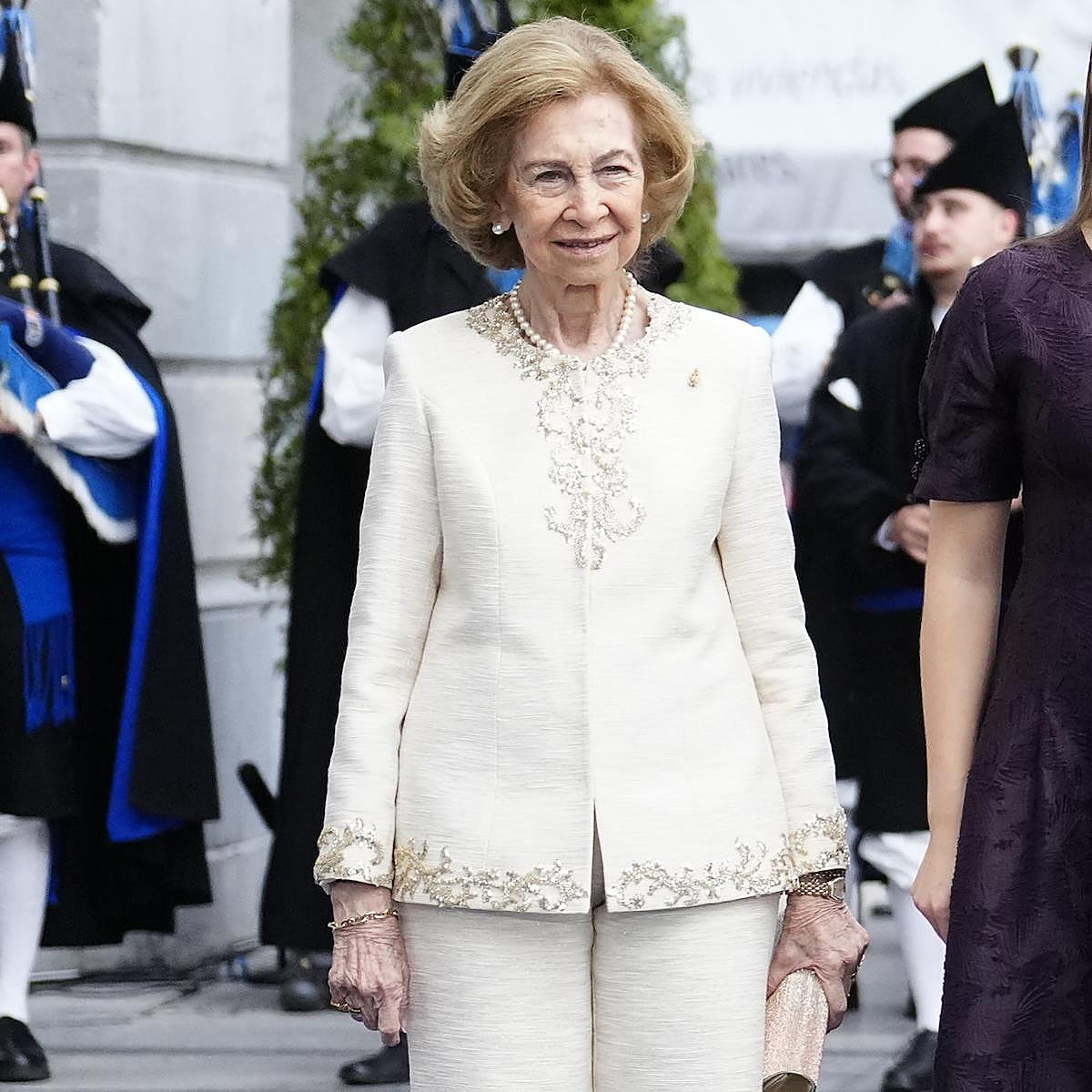 La reina Sofía, en el tradicional posado en el Teatro Campoamor antes de la entrega de los Premios Princesa de Asturias.