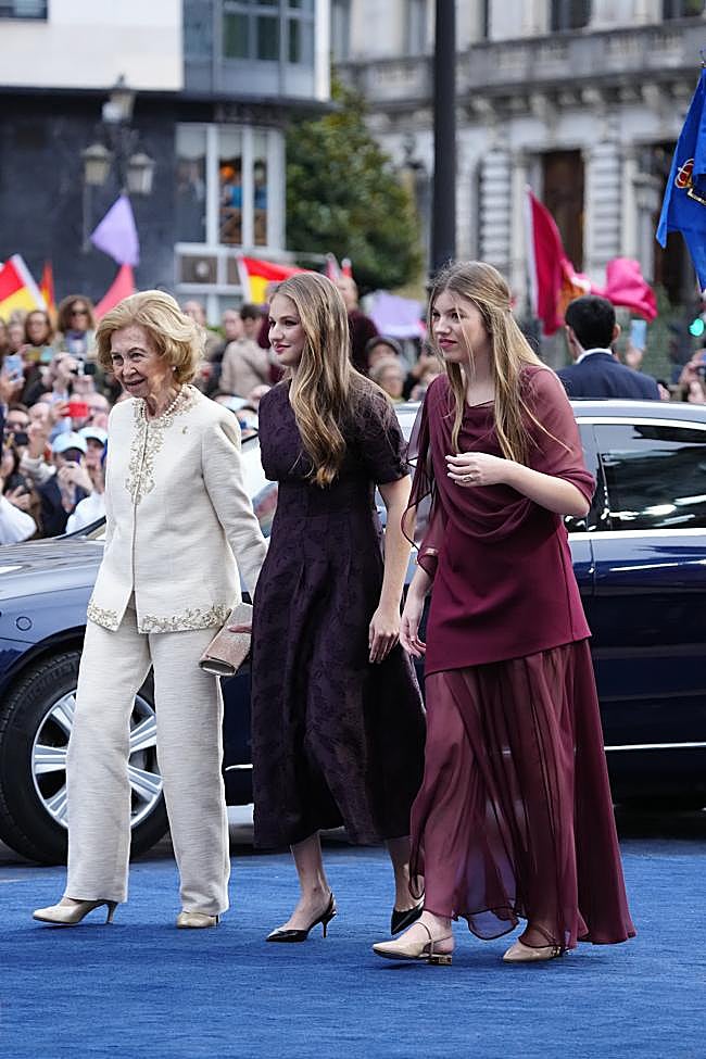 La reina Sofía con la princesa Leonor y la infanta Sofía, en la alfombra azul de los Premios Princesa de Asturias.