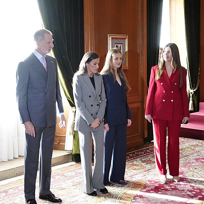 Los reyes y sus hijas, a conjunto, lucieron trajes de chaqueta y pantalón.
