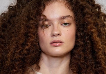 Una modelo con el pelo rizado.