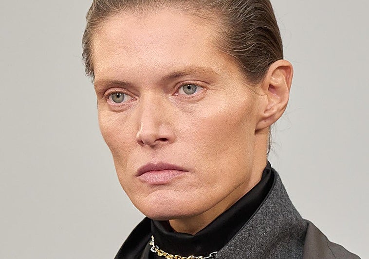 Mujer con la piel madura.