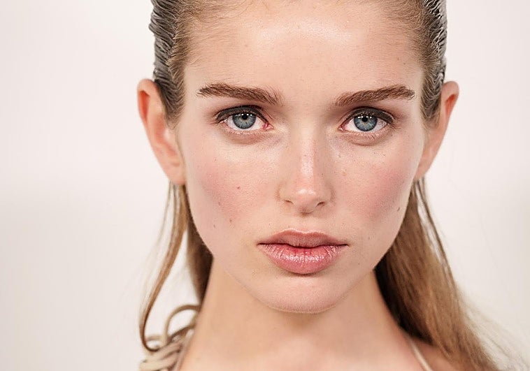 Mujer con la piel cuidada.