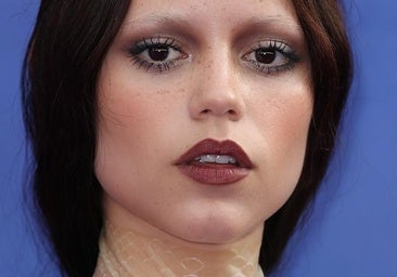 Jenna Ortega con un maquillaje de estilo dark feminine.