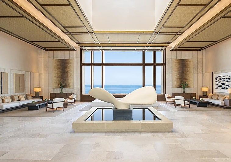 El lobby del hotel tiene unas vistas impresionantes.