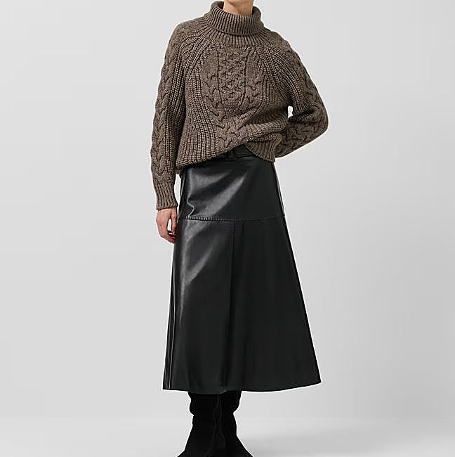 Falda negra de corte evasé de Roberto Verino, 350 euros.