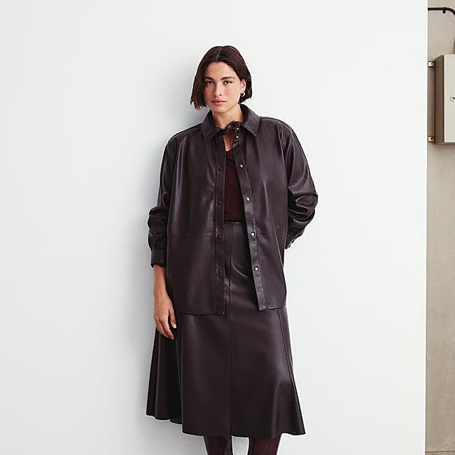 Falda midi burdeos de Couchel, 59,99 euros.