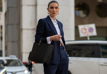 Mujer con look con pantalones de raya diplomática