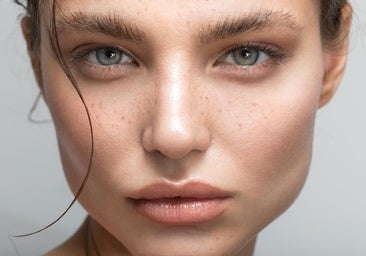 Devolver la fuerza a la mirada es posible mediante la micropigmentación de cejas con bambú.