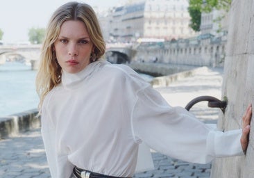 Es tiempo de estrenar las faldas de piel más bonitas y elegantes de la temporada. Apuesta por las de color negro o marrón.