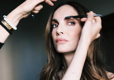 Eugenia Silva se fija las cejas.