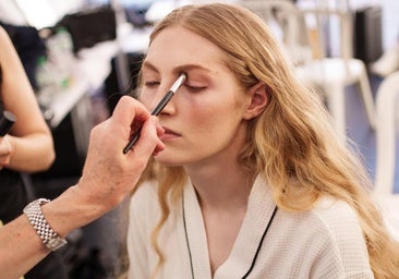 Un maquillaje de ojos.