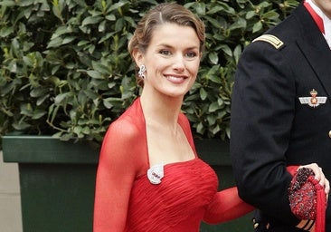 La reina Letizia con un vestido rojo de Lorenzo Caprile en 2004.