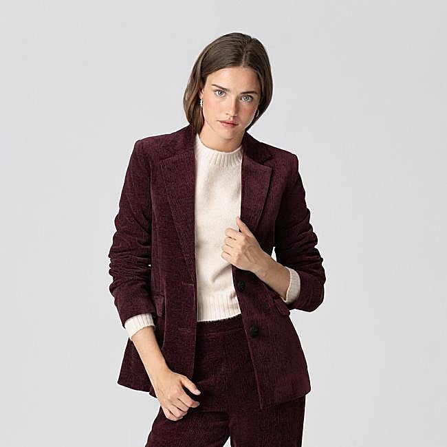 Blazer burdeos efecto terciopelo de Noon, 99 euros.