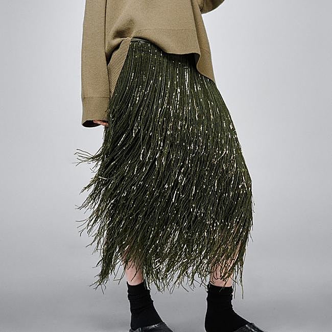 Falda de flecos verde de Zara, 109 euros. Es espectacular.