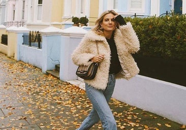 Vestidos midi con todo tipo de estampados, camisas blancas con detalles románticos y muchas otras compras que ya están a punto de agotarse.