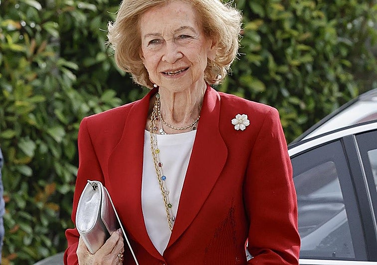 La reina Sofía con un bolso plateado.