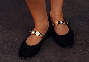 Mujer con bailarinas negras