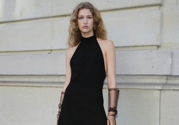 Vestidos estampados de corte midi, botines de color burdeos, chaquetas negras para lucir durante las noches de fiesta y todo lo que necesitas para la recta final del año.