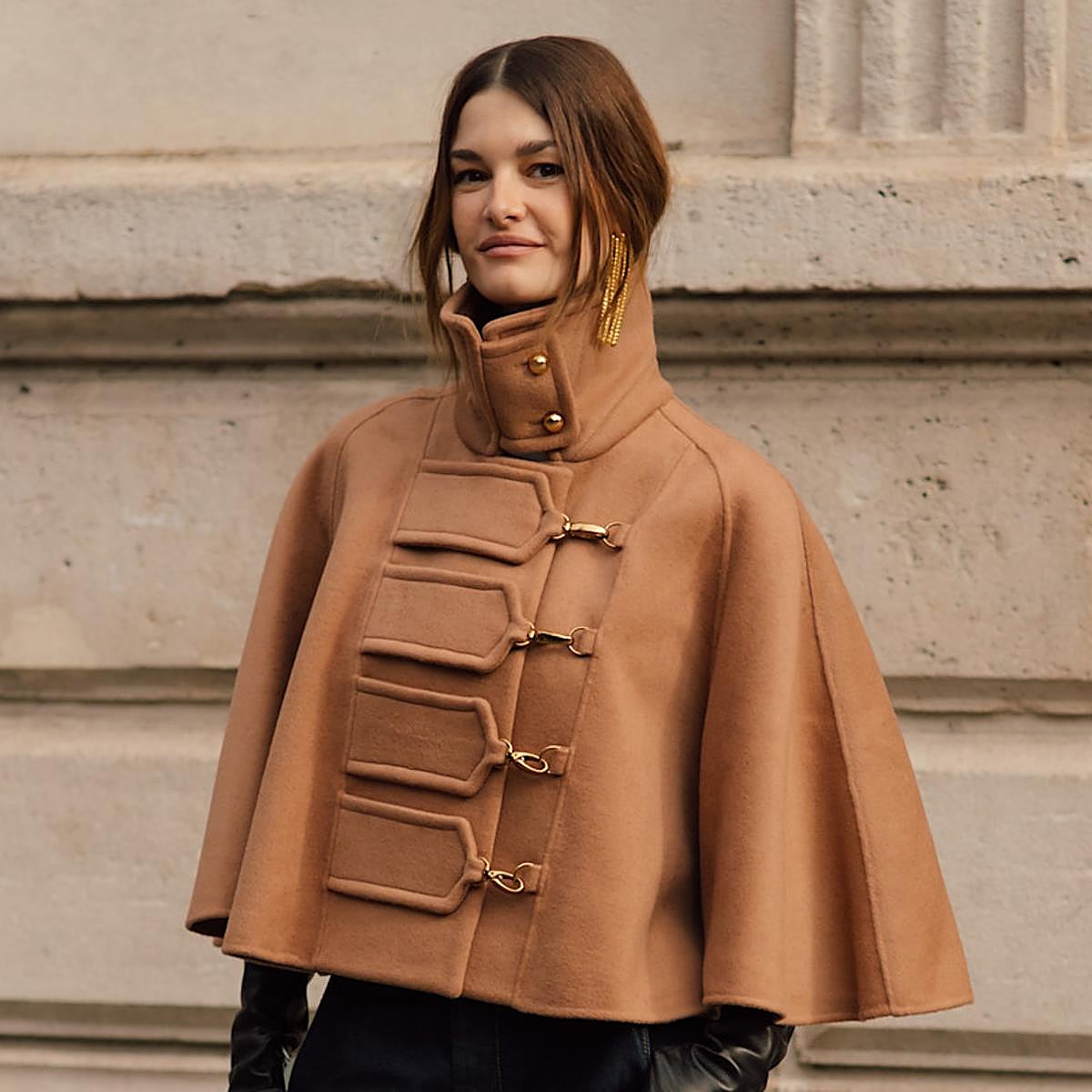 Mujer con abrigo capa