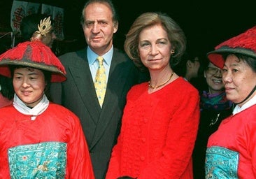 El histórico primer viaje de Juan Carlos I y la reina Sofía a China: ovnis, pandas gigantes y la Gran Muralla