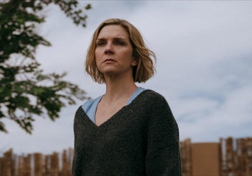 Rhea Seehorn en una imagen de la nueva serie de Vince Gilligan, Pluribus.