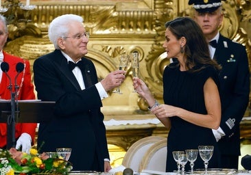 La reina Letizia brinda con el presidente italiano Sergio Mattarella.