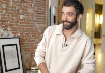 Pablo Erroz posa en su casa. De fondo, una obra dedicada por Javier Mariscal.