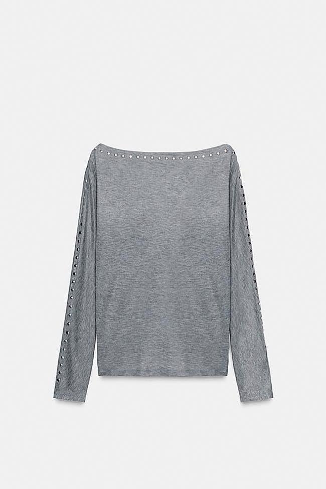 Camiseta con detalle de tachuelas de Zara.