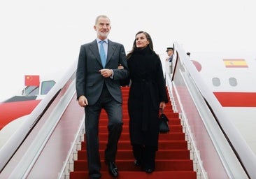 Los reyes Felipe y Letizia, desembarcando del Airbus que les trasladó de España a China.