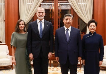 La reina Letizia y el rey Felipe VI en la cena ofrecida por el presidente chino y su esposa en su residencia de Pekín.