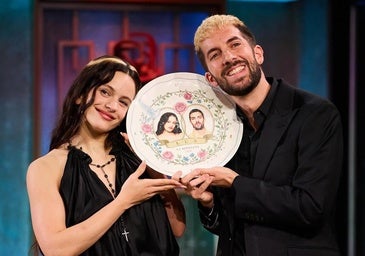 Rosalía y David Broncano con el plato en el que la artista llevó el bizcocho de aceite a La Revuelta.