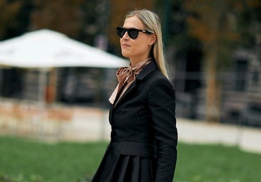 Las blusas con lazo XL que triunfaron en los 80 regresan