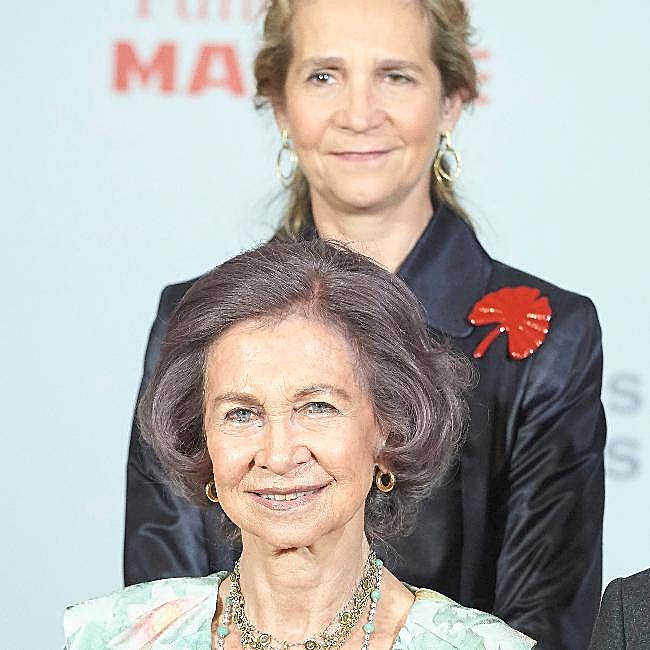 La reina Sofía y la infanta Elena posan durante un evento benéfico en Madrid.