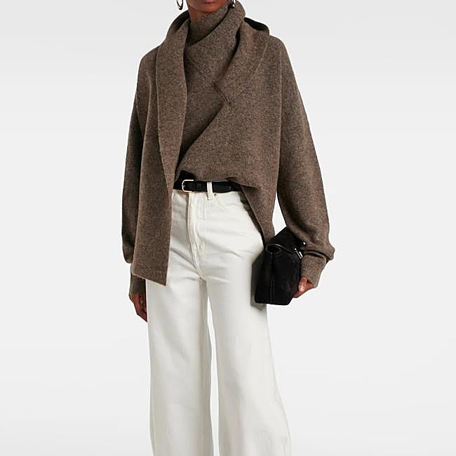 Jersey marrón de Totême, 704 euros.