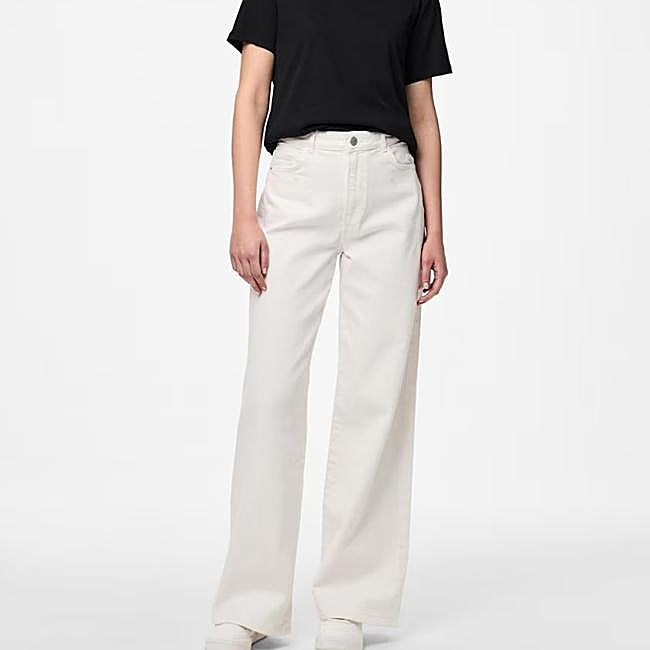 Vaqueros blancos de Pieces, 49,99 euros.