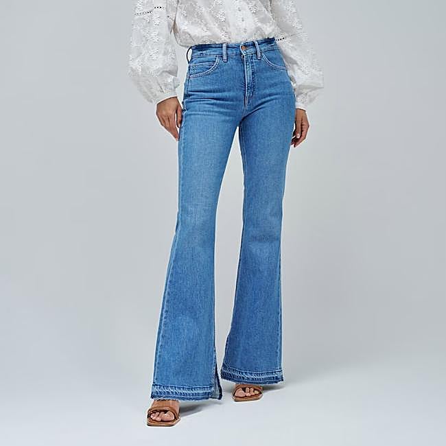 Vaqueros azul medio tipo flare de Salsa Jeans, 99,95 euros.