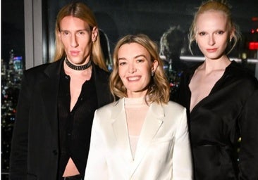 Marta Ortega tiene el traje de sastrería elegante de la nueva colección de lujo de Zara: satinado, en color blanco y muy favorecedor