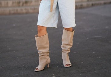 Botas con puntera abierta.