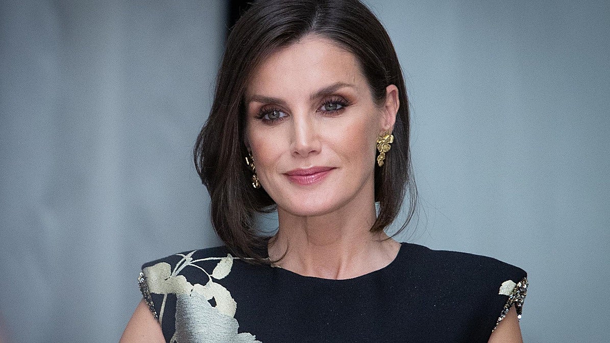 Del polémico vestido mini a los trajes de chaqueta: el cambio de imagen radical de la reina Letizia en los Premios Francisco Cerecedo