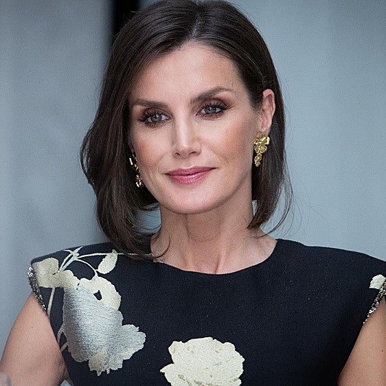 Del polémico vestido mini a los trajes de chaqueta: el cambio de imagen radical de la reina Letizia en los Premios Francisco Cerecedo