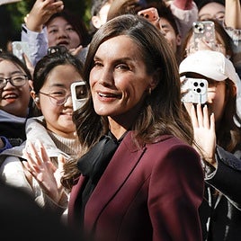 El gran triunfo de la reina Letizia en China: química con la primera dama, viral con su saludo a unos recién casados y aclamada por sus miles de fans